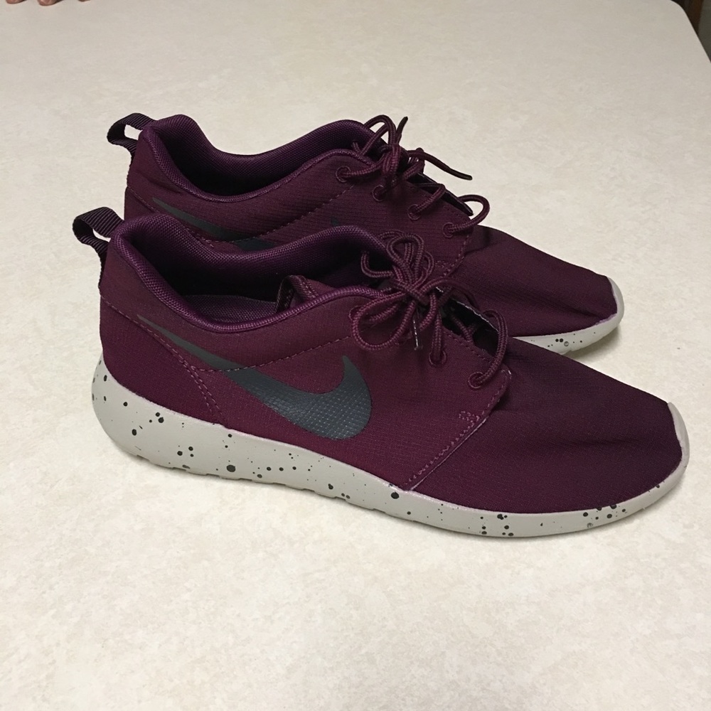 Nike men roshe one se running sneaker.  Size 8